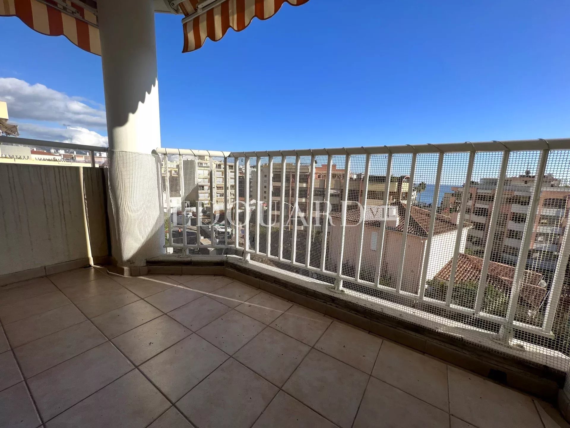 Deux pièces en bon état avec terrasse, agréable vue dégagée jusqu'à la mer, cave et garage. Exclusivité