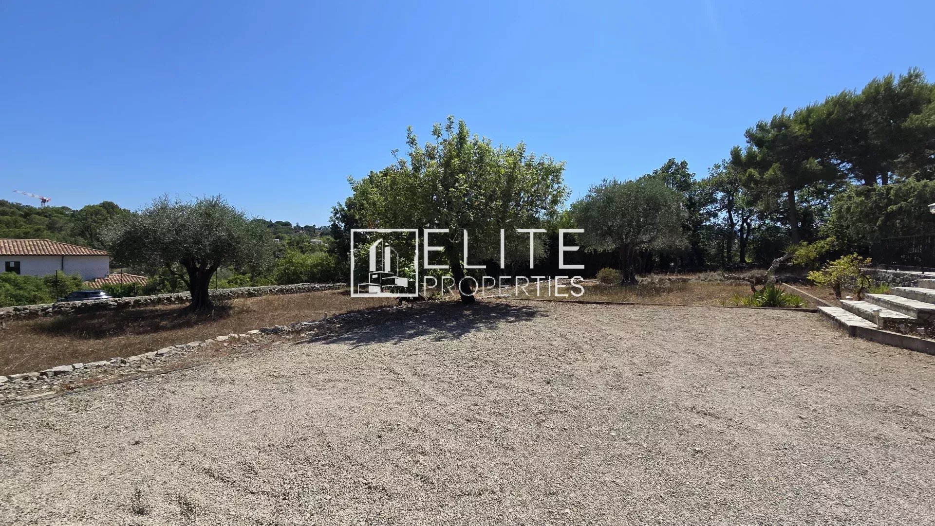 APPARTEMENT 3 PIÈCES EN BAS DE VILLA 104 m² + TERRAIN DE 1000 m² MOUANS-SARTOUX