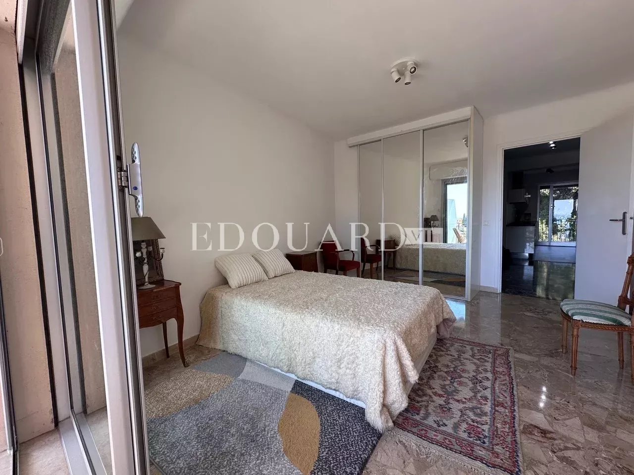 Beau trois pièces traversant à vendre avec terrasse et cave, dans le renommé quartier du Golfe Bleu