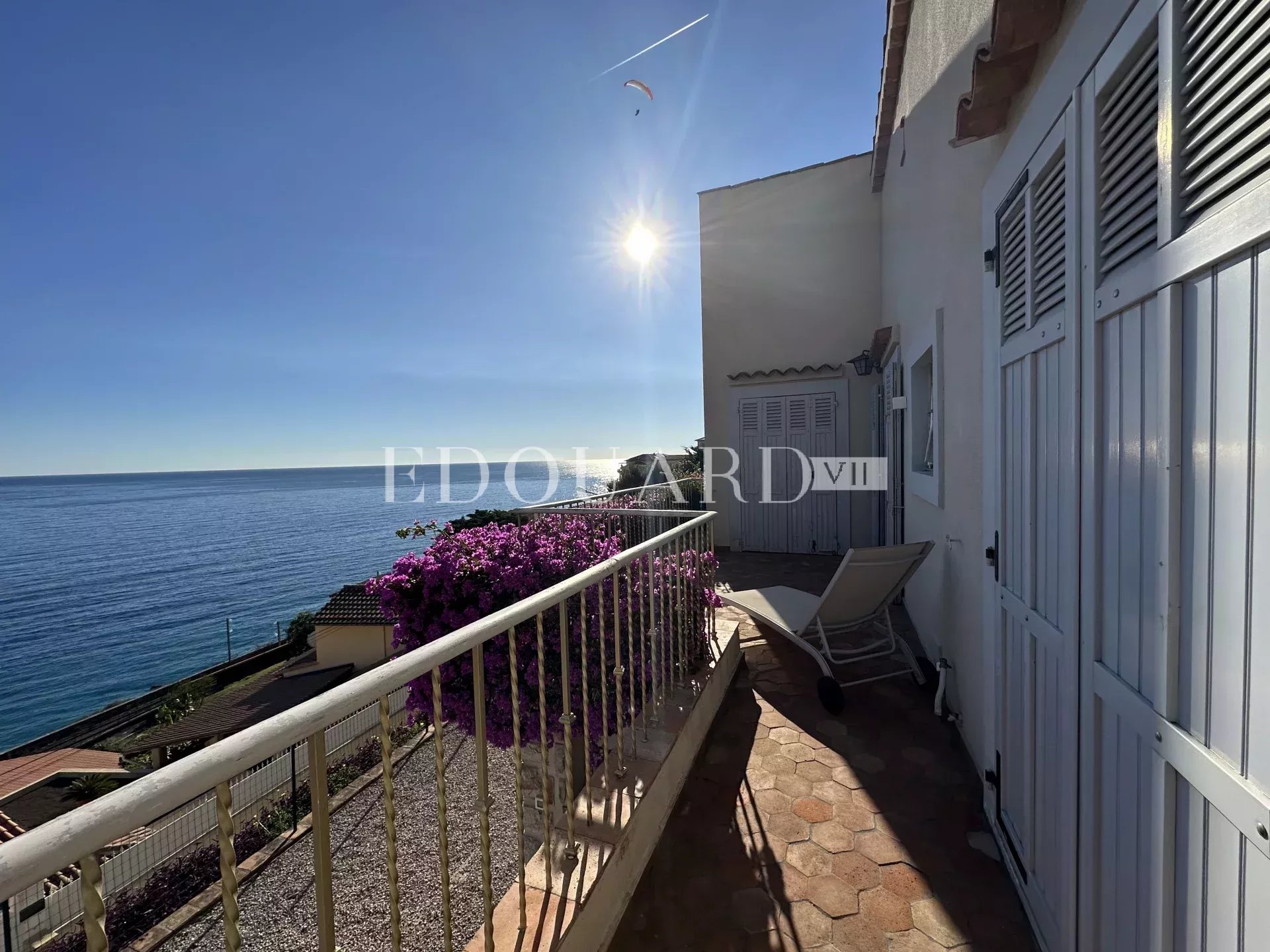 Sur la commune de Roquebrune Cap Martin, villa avec superbe vue mer panoramique et vaste garage