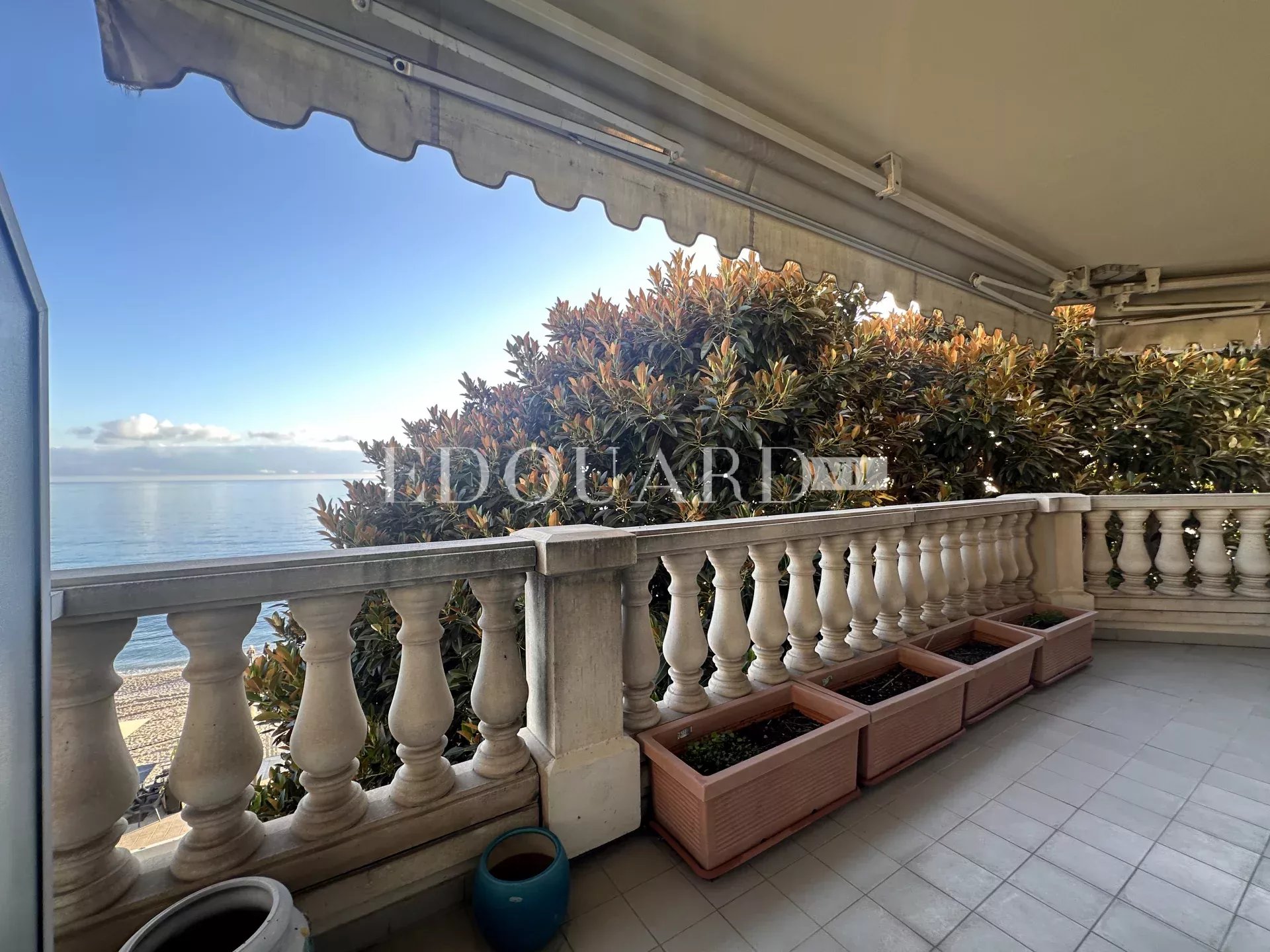 Dans résidence de luxe, deux pièces avec terrasse, balcon, belle vue mer,  cave et parking en sous-sol