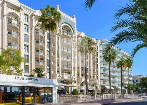 Cannes – Croisette : Appartement d’exception dans résidence historique avec vue mer panoramique