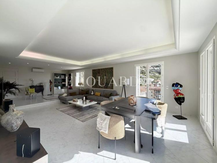 Maison d’exception à vendre avec piscine chauffée, vaste terrasse et belle vue mer panoramique