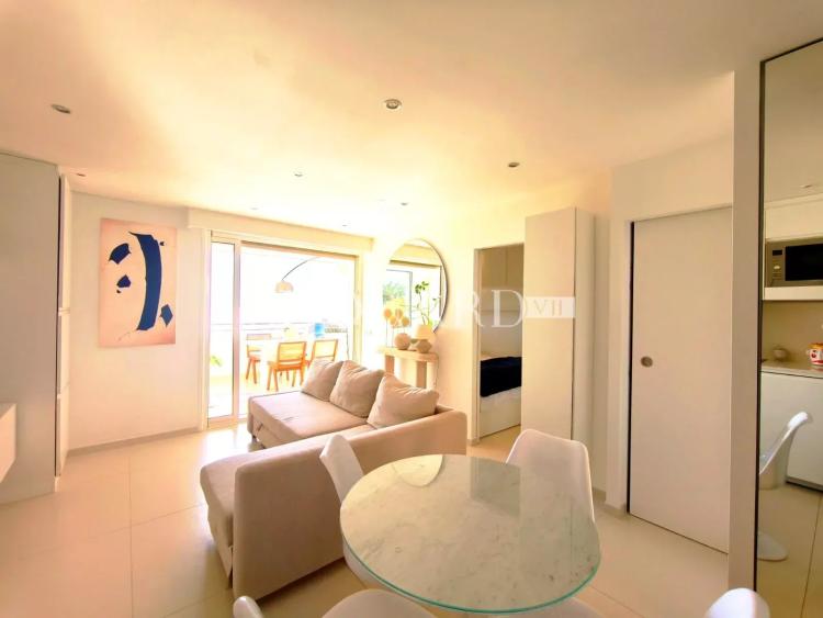 Deux pièces à vendre au dernier étage d'un prestigieux immeuble au cœur du renommé quartier de Garavan