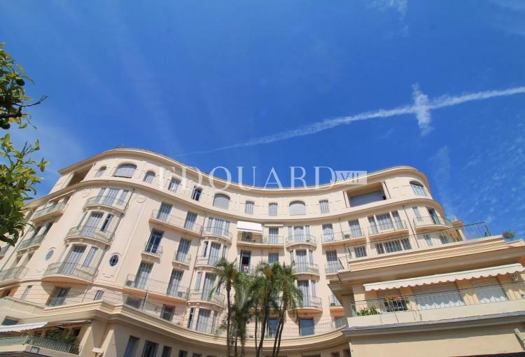 En exclusivité deux pièces en bon état dans magnifique immeuble bourgeois en plein centre de Menton