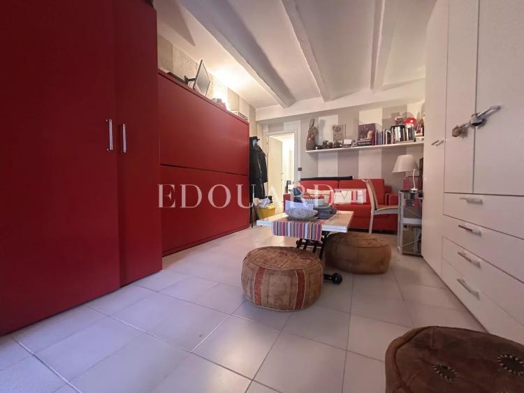 Dans le centre de Menton, à vendre spacieux studio en bon état avec grande terrasse exposée Ouest