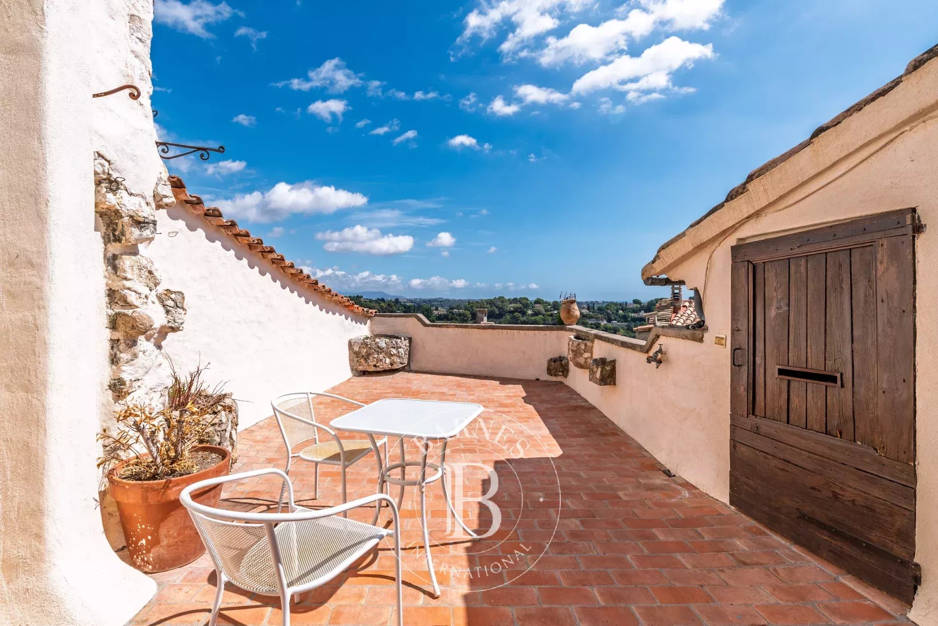 Immeuble historique avec galerie d’art et terrasse panoramique – Saint-Paul-de-Vence