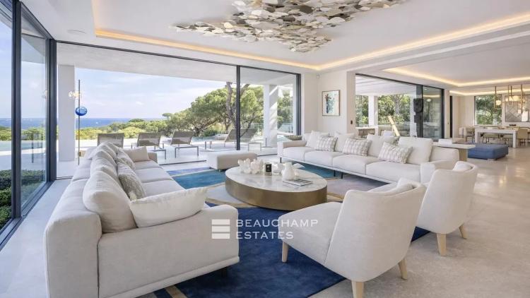 Propriété exceptionnelle contemporaine au coeur d'un domaine privé