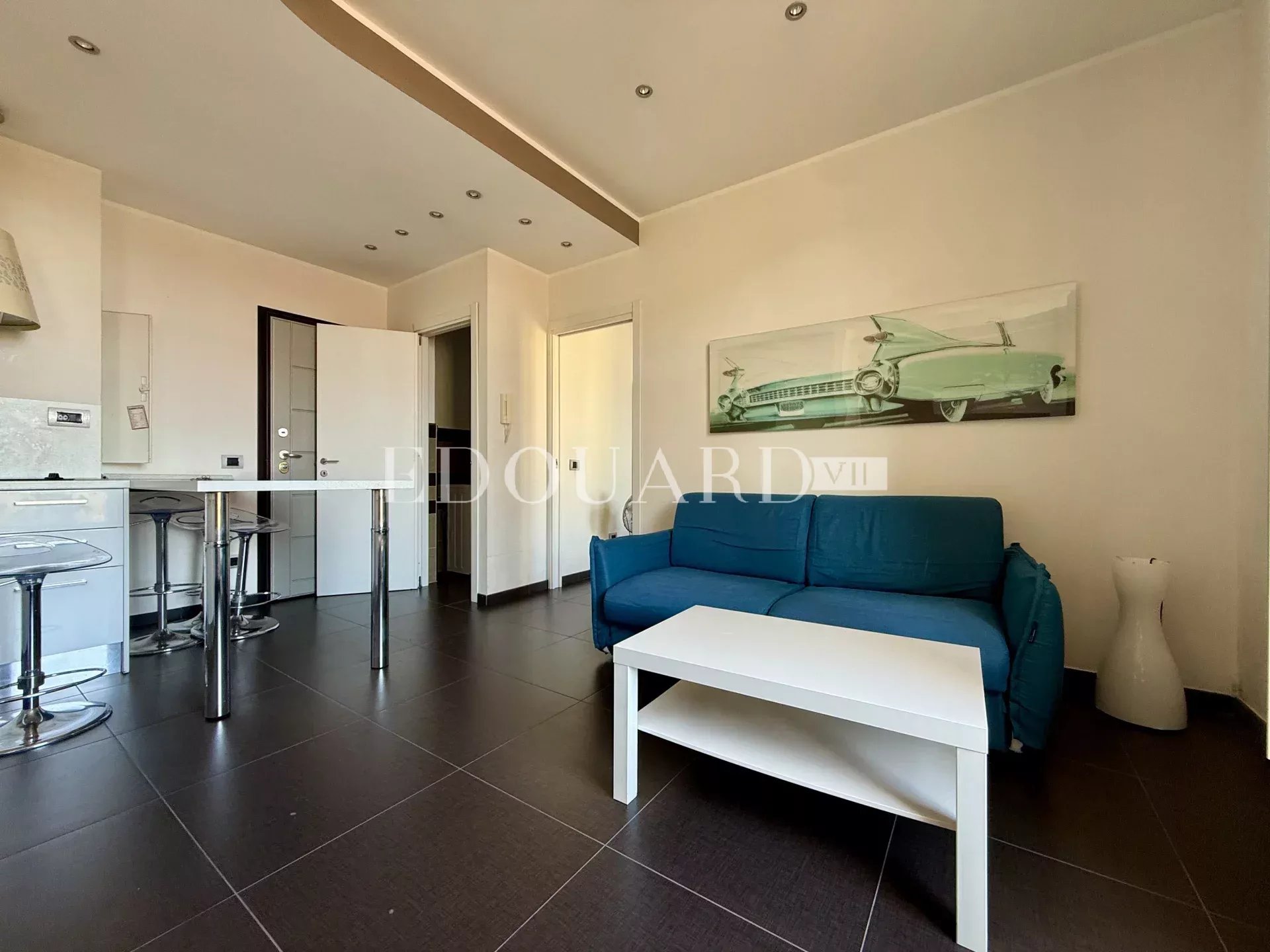 En exclusivité charmant deux pièces à vendre, dans joli immeuble ancien en plein centre de Menton