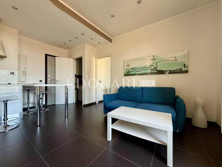 En exclusivité charmant deux pièces à vendre, dans joli immeuble ancien en plein centre de Menton