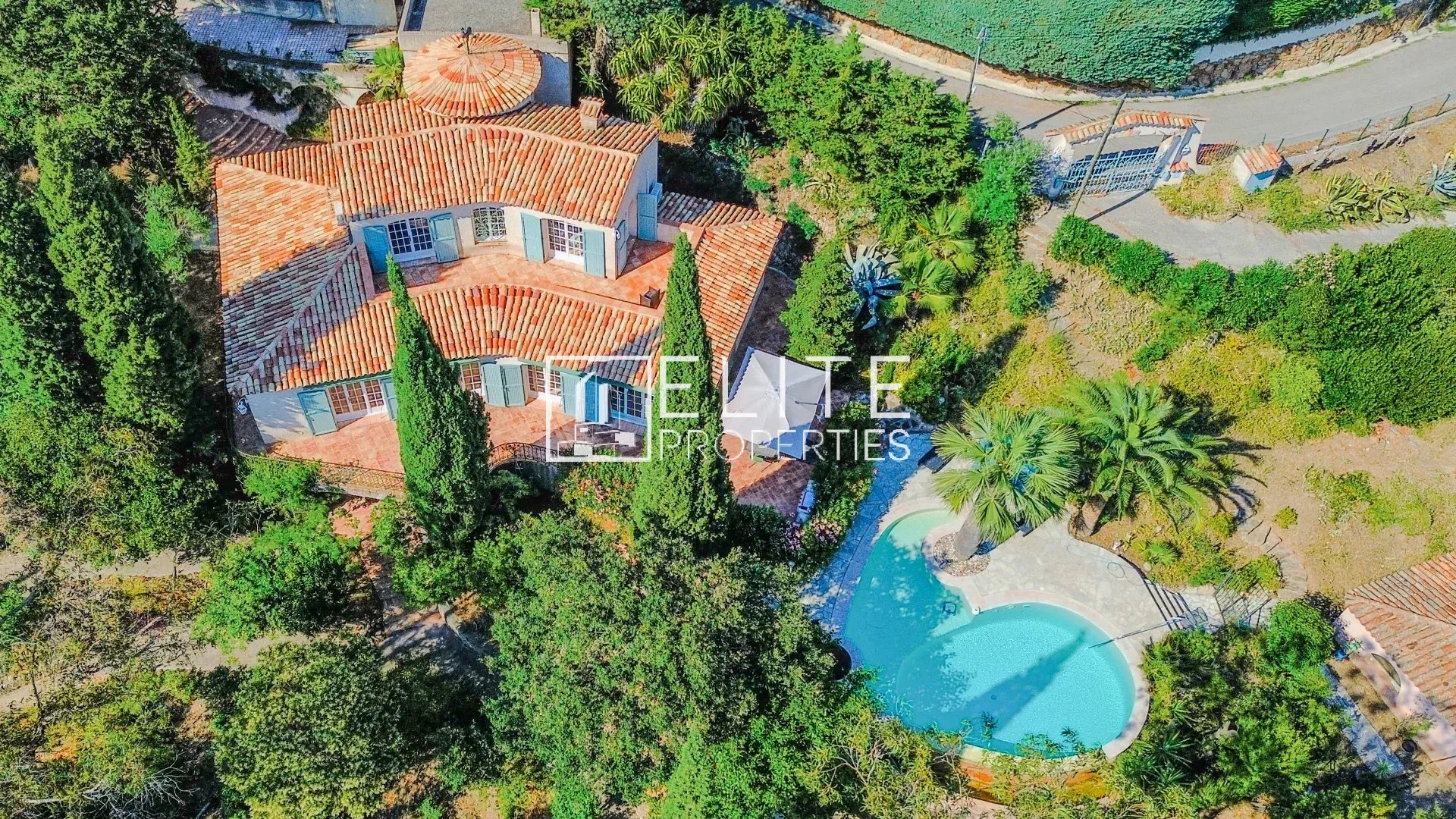 Maison de charme avec vue mer panoramique. piscine et dépendance