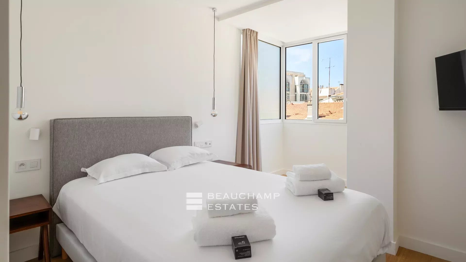 Vue mer & adresse d’exception – Appartement rénové, Cannes Croisette, 3 chambres, terrasse sur les jardins