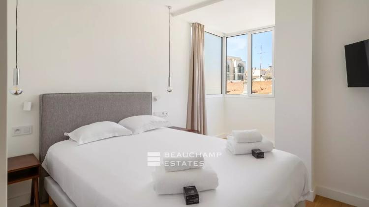 Vue mer & adresse d’exception – Appartement rénové, Cannes Croisette, 3 chambres, terrasse sur les jardins