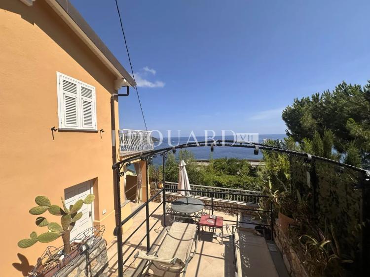 En exclusivité jolie villa rénovée avec deux terrasses, jardin, magnifique vue mer et deux parkings