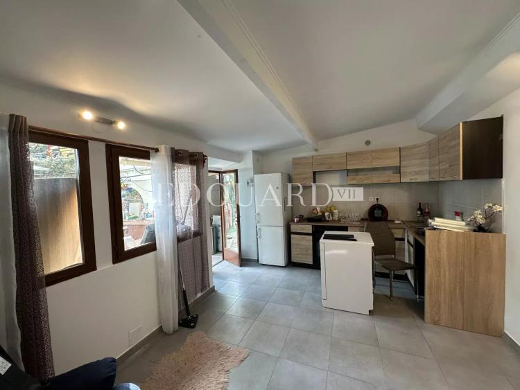 Sur la commune de Castellar, charmante maisonnette avec 6 parkings, exclusivité