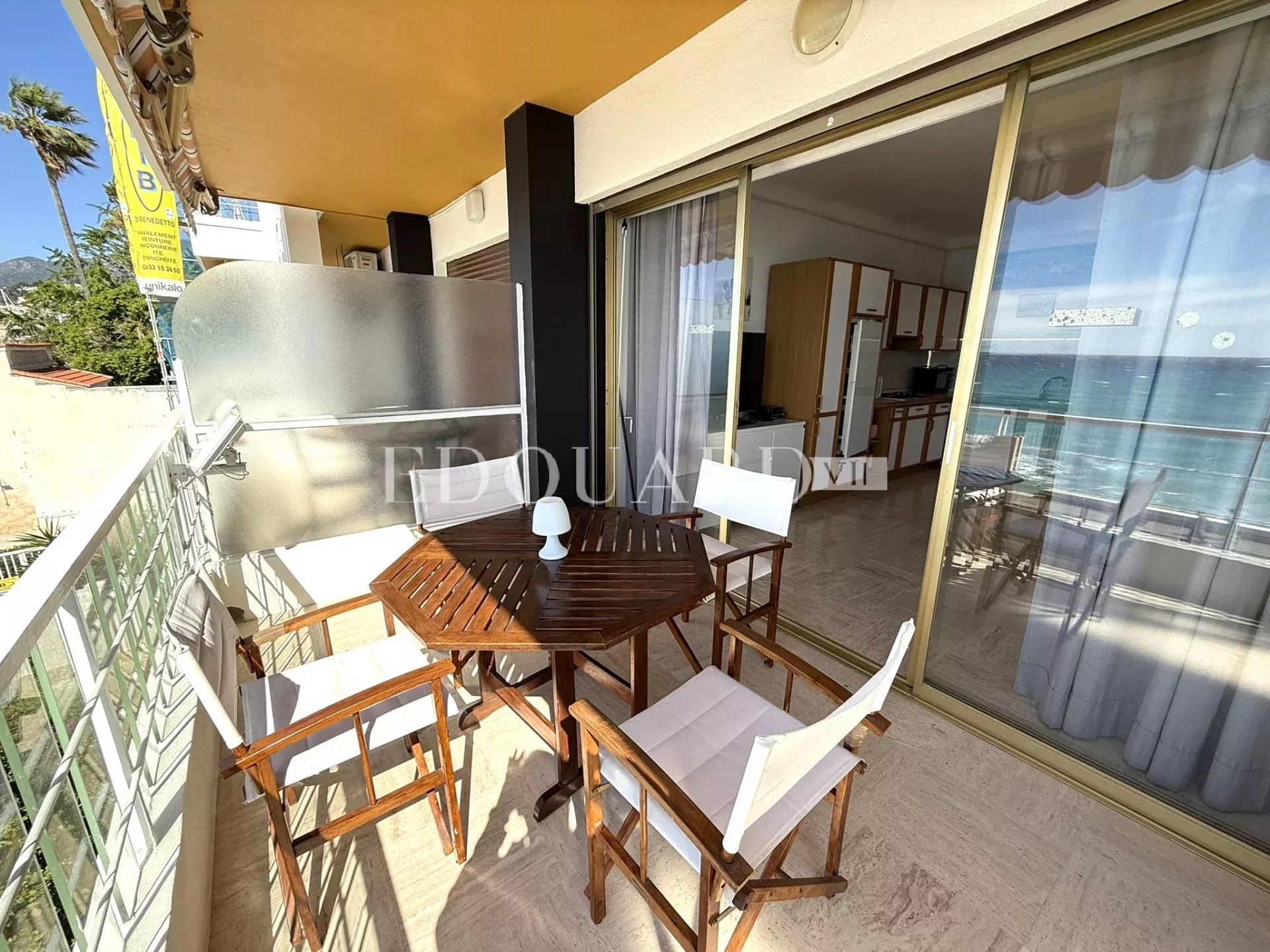 En exclusivité trois pièces face aux plages avec terrasse, splendide vue mer panoramique et garage