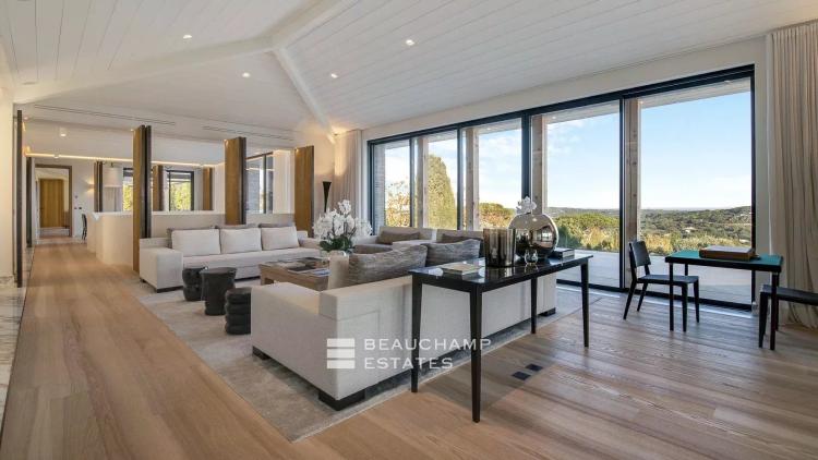 Villa d'exception avec vue panoramique sur la baie de Saint-Tropez