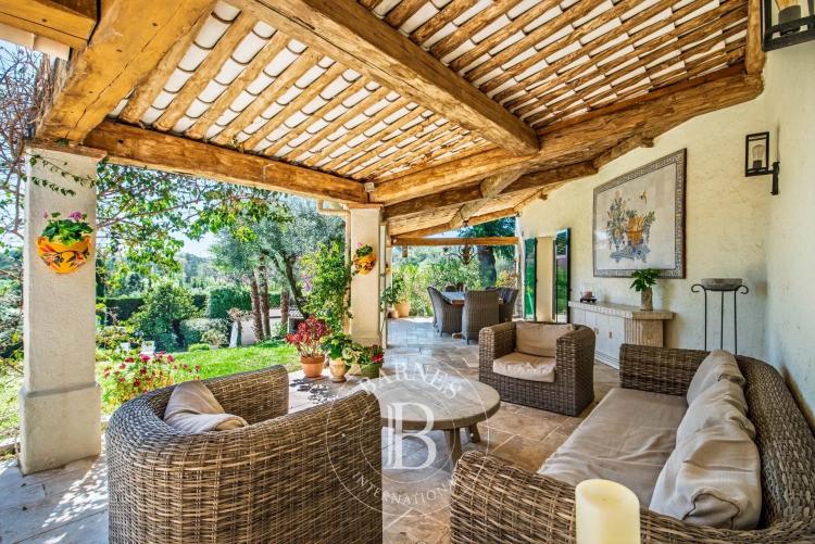 À quelques pas de Valbonne-  Propriété d’exception en domaine fermé, à proximité du golf, 2 maisons d’invités, piscine, calme absolu