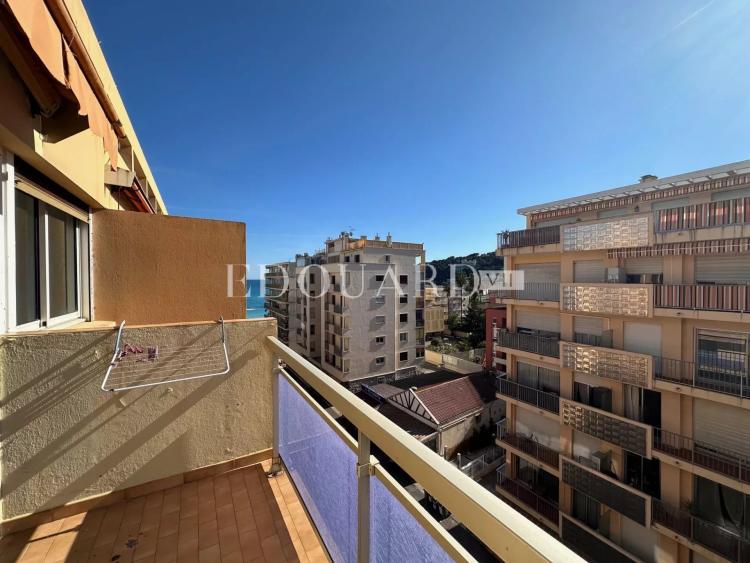 En exclusivité charmant studio finement rénové avec  balcon, vue mer latérale et possibilité garage