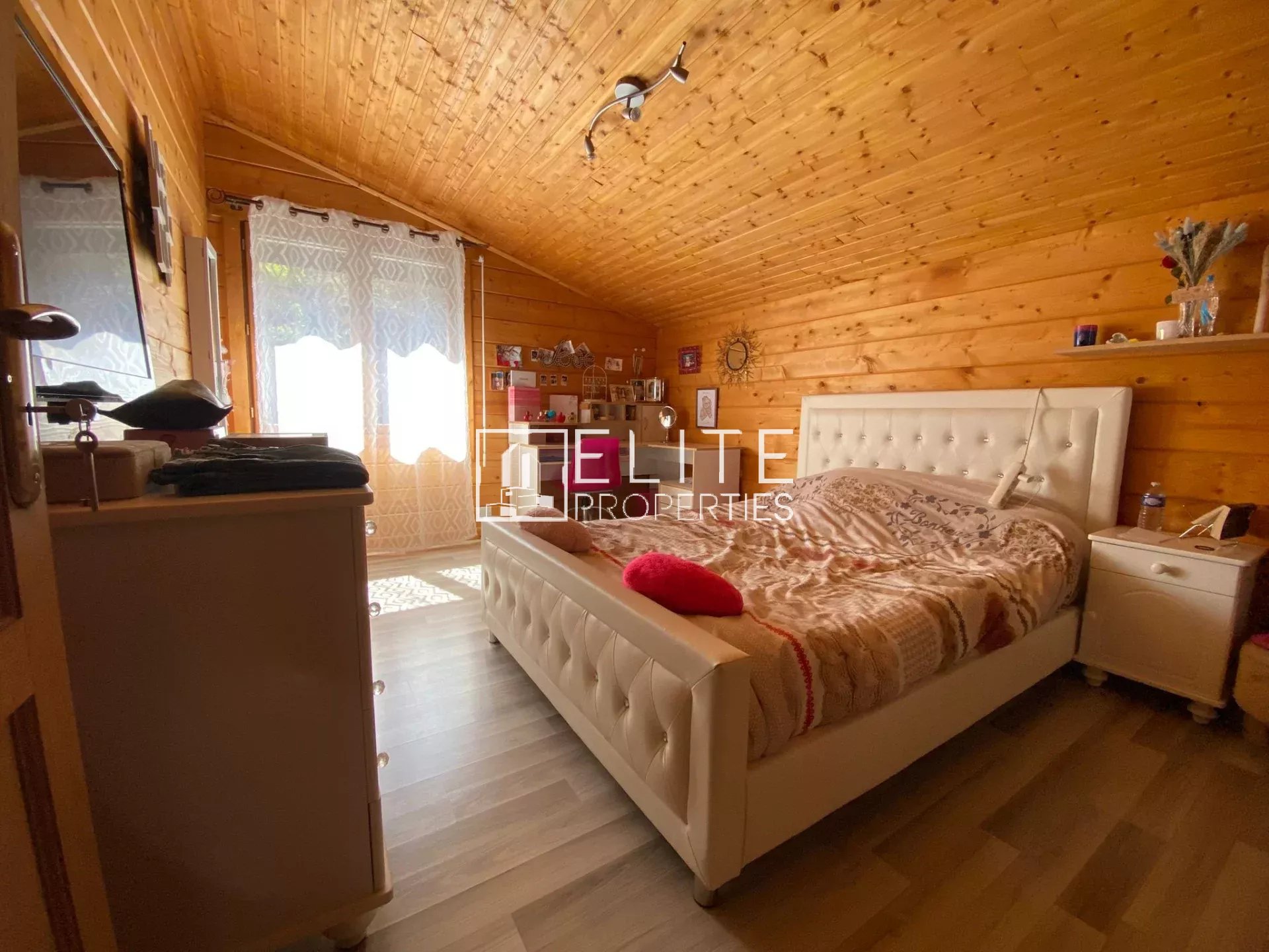 ANDON (06) – Maison en bois 211 m² avec dépendance – Calme absolu