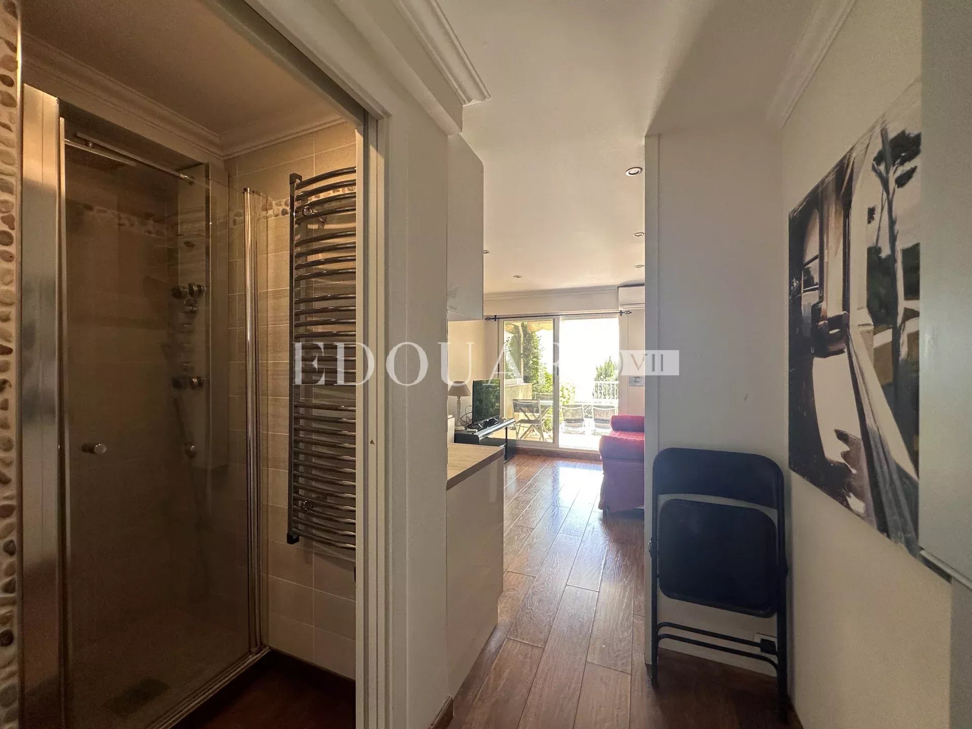 Petit studio en très bon état avec terrasse couverte, agréable jardin et magnifique vue mer panoramique