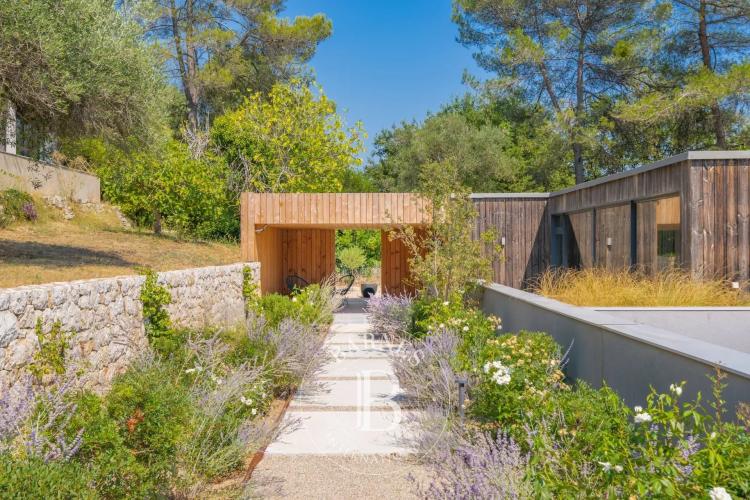 Valbonne, au pied du village, villa d'exception, piscine
