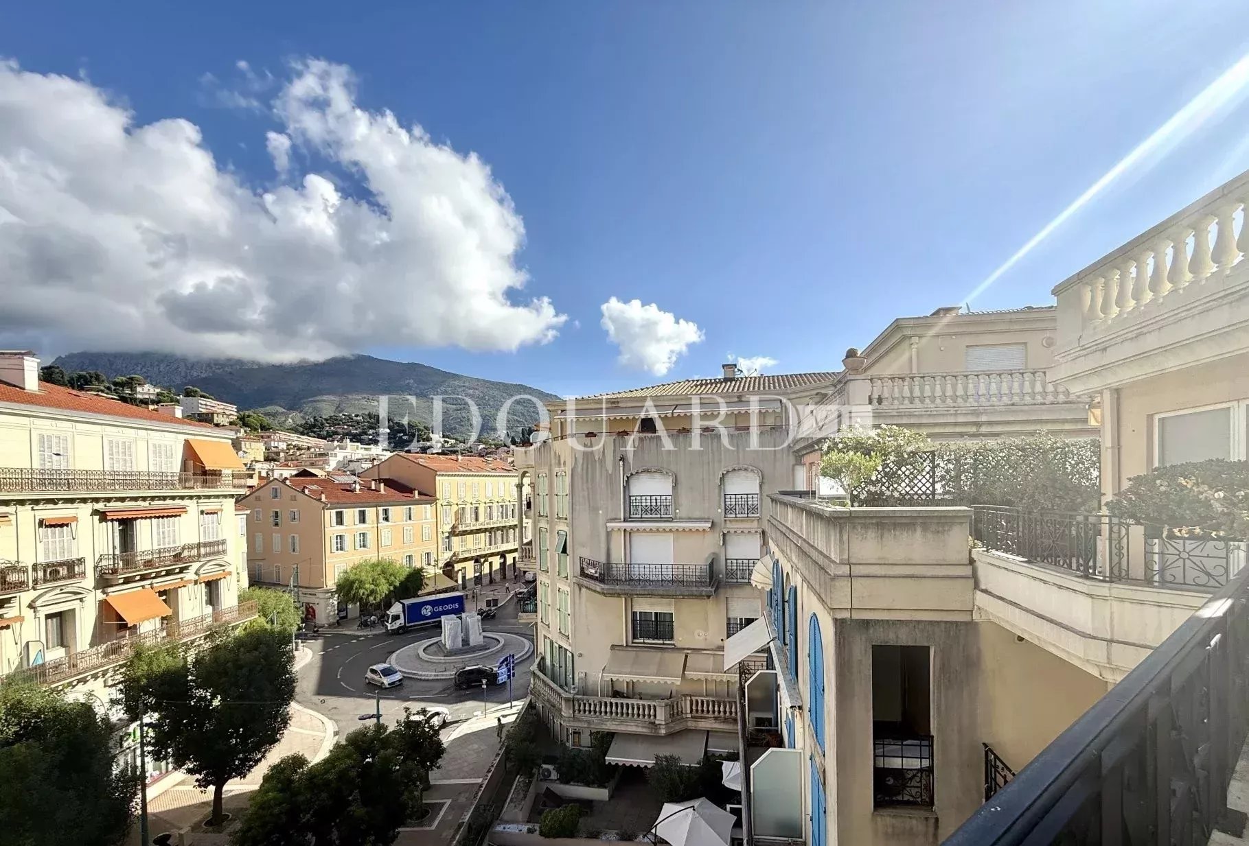 Deux pièces avec terrasse et possibilité parking, dans prestigieux immeuble face aux plages