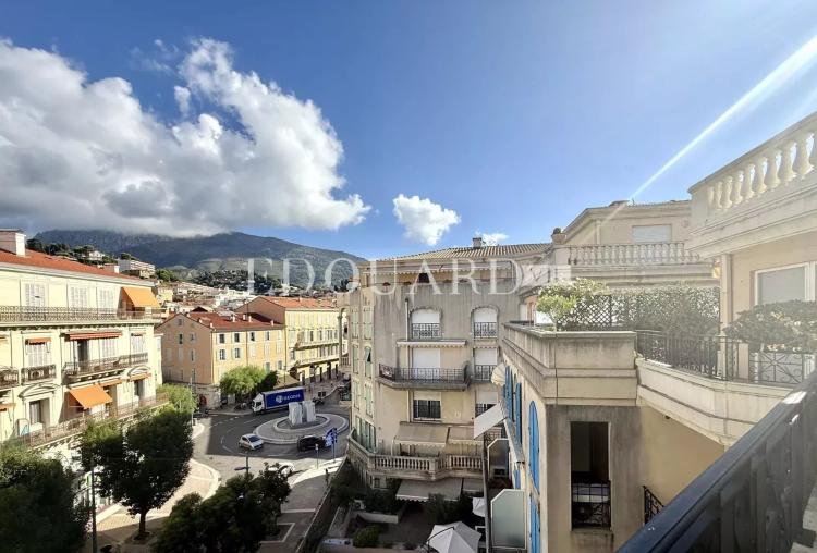 Deux pièces avec terrasse et possibilité parking, dans prestigieux immeuble face aux plages