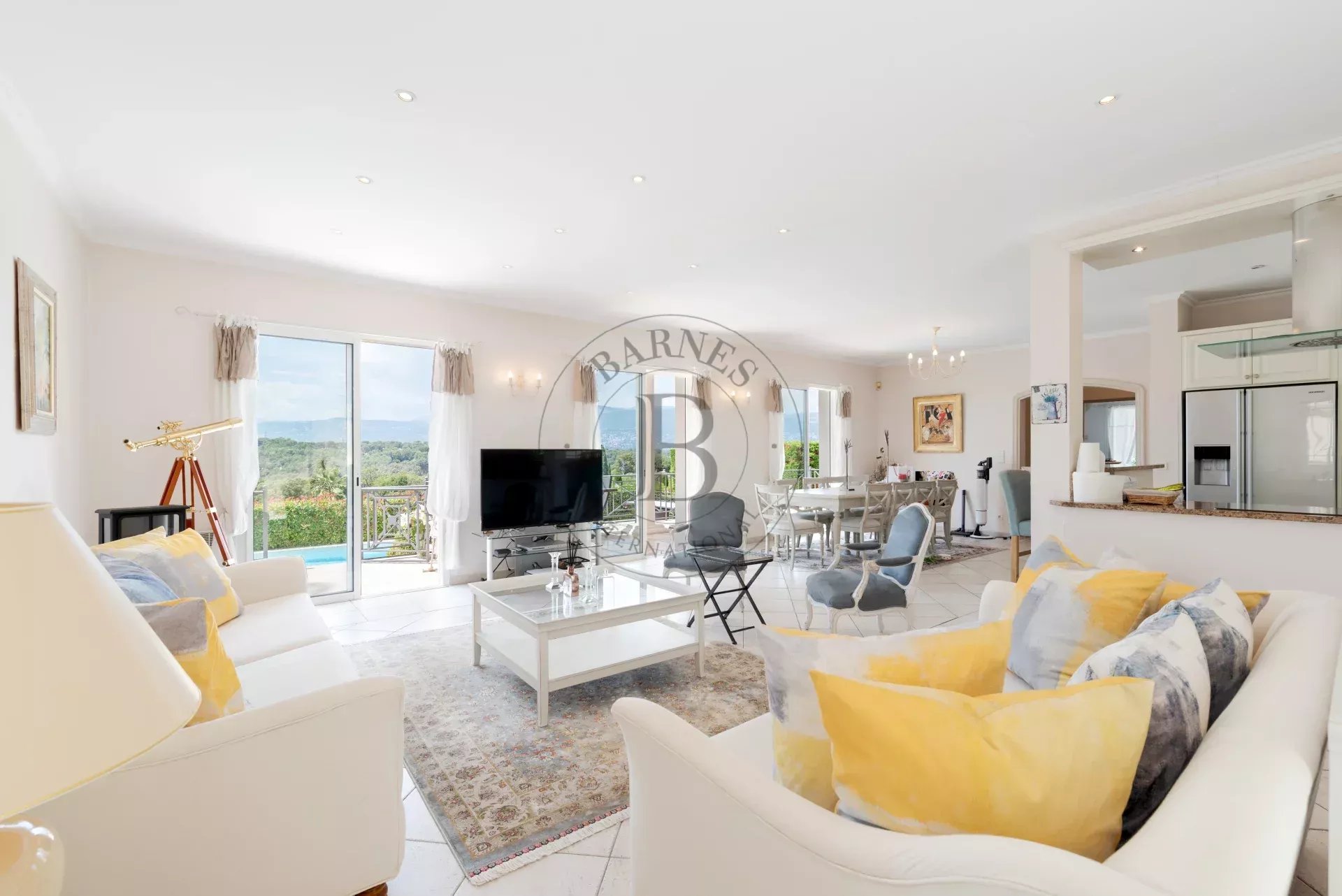 MOUGINS - VILLA AVEC VUE DANS DOMAINE SECURISE