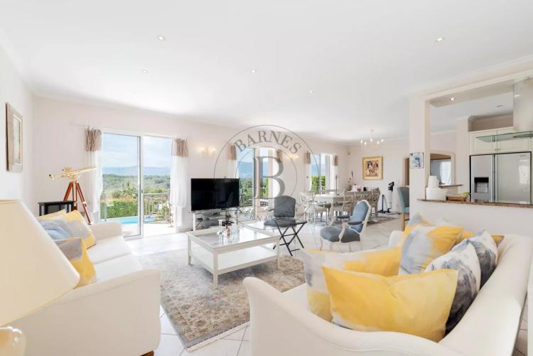 MOUGINS - VILLA AVEC VUE DANS DOMAINE SECURISE