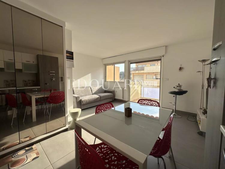 En exclusivité charmant studio finement rénové avec  balcon, vue mer latérale et possibilité garage