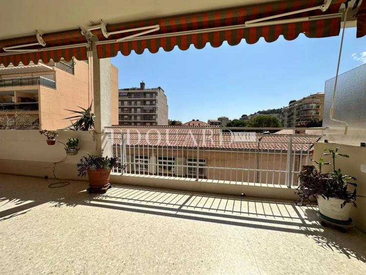 Spacieux deux pièces en excellent état avec splendide terrasse, cave et grand parking en sous-sol