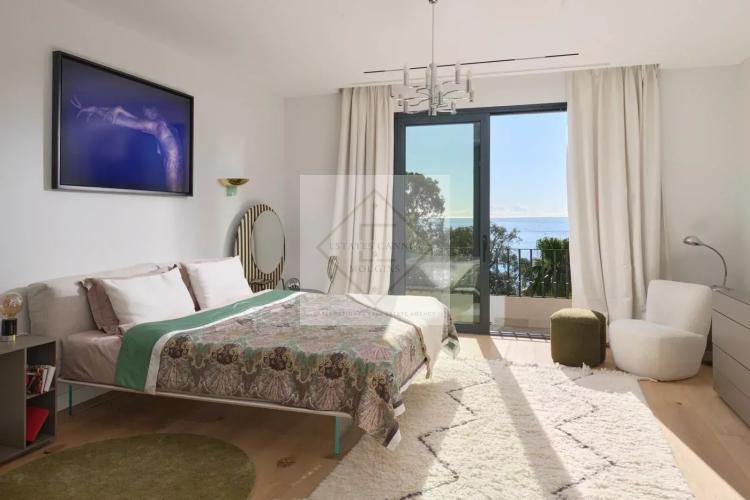 Villa de luxe à Cannes : Écrin d'élégance avec vue mer panoramique dans un domaine privé