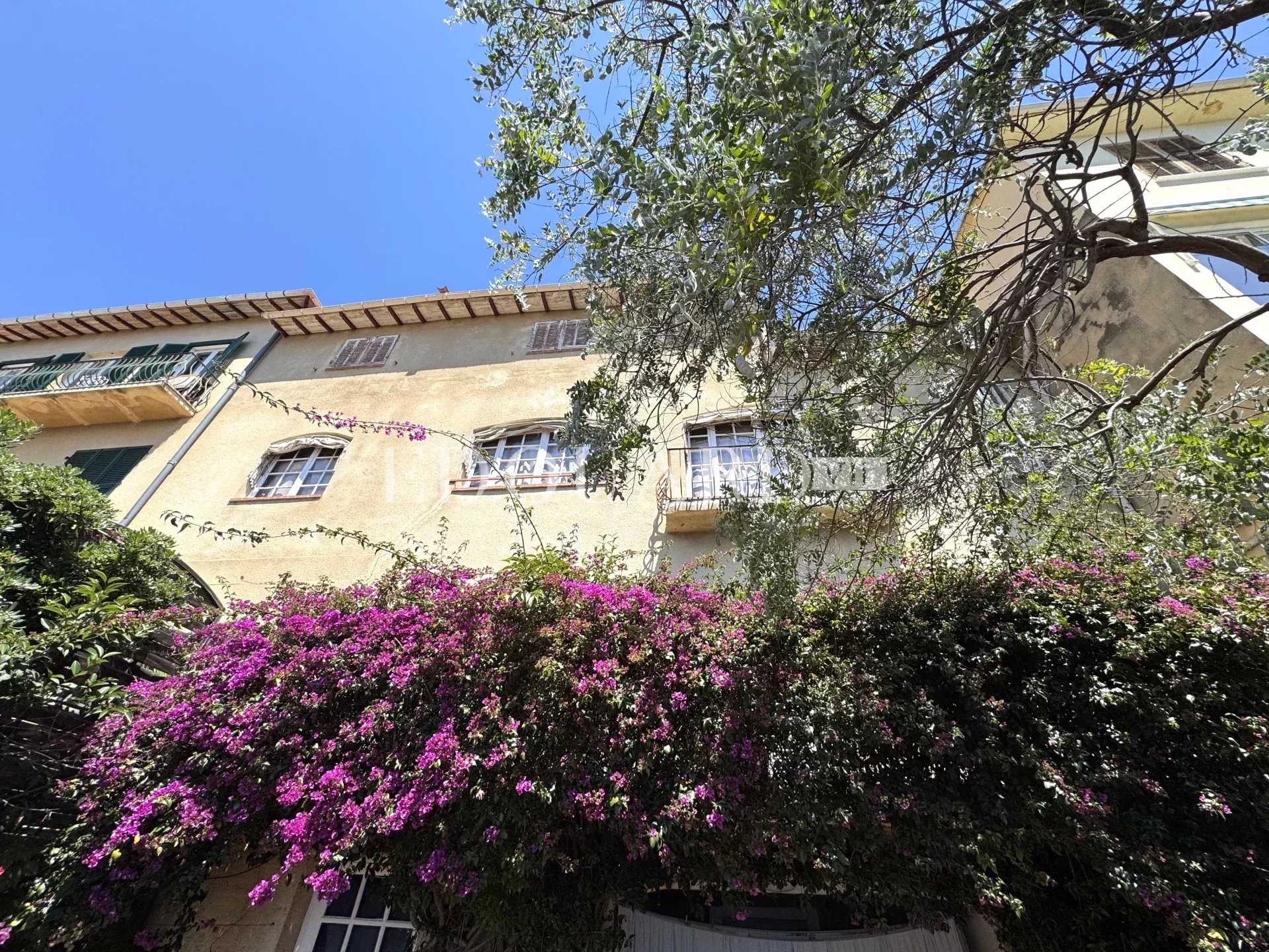 En exclusivité villa à vendre avec magnifique vue mer panoramique jusqu’à la Principauté de Monaco