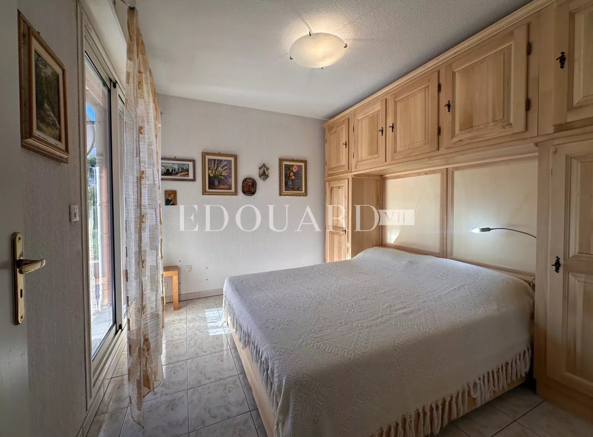 En exclusivité trois pièces traversant avec grande terrasse couverte et vaste jardin