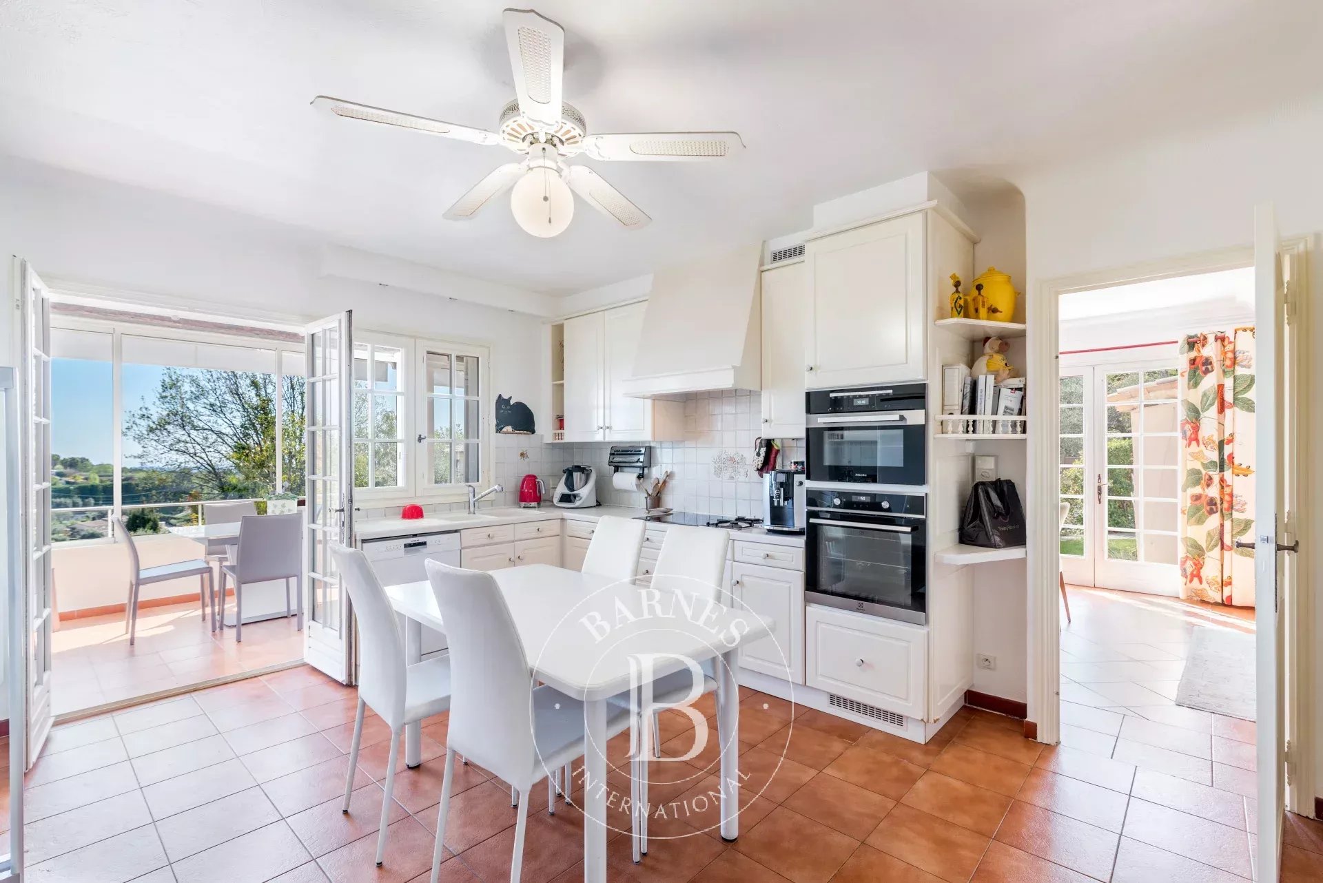 Le Rouret – Villa vue mer, domaine fermé, plein sud, 4 chambres, sous-sol complet