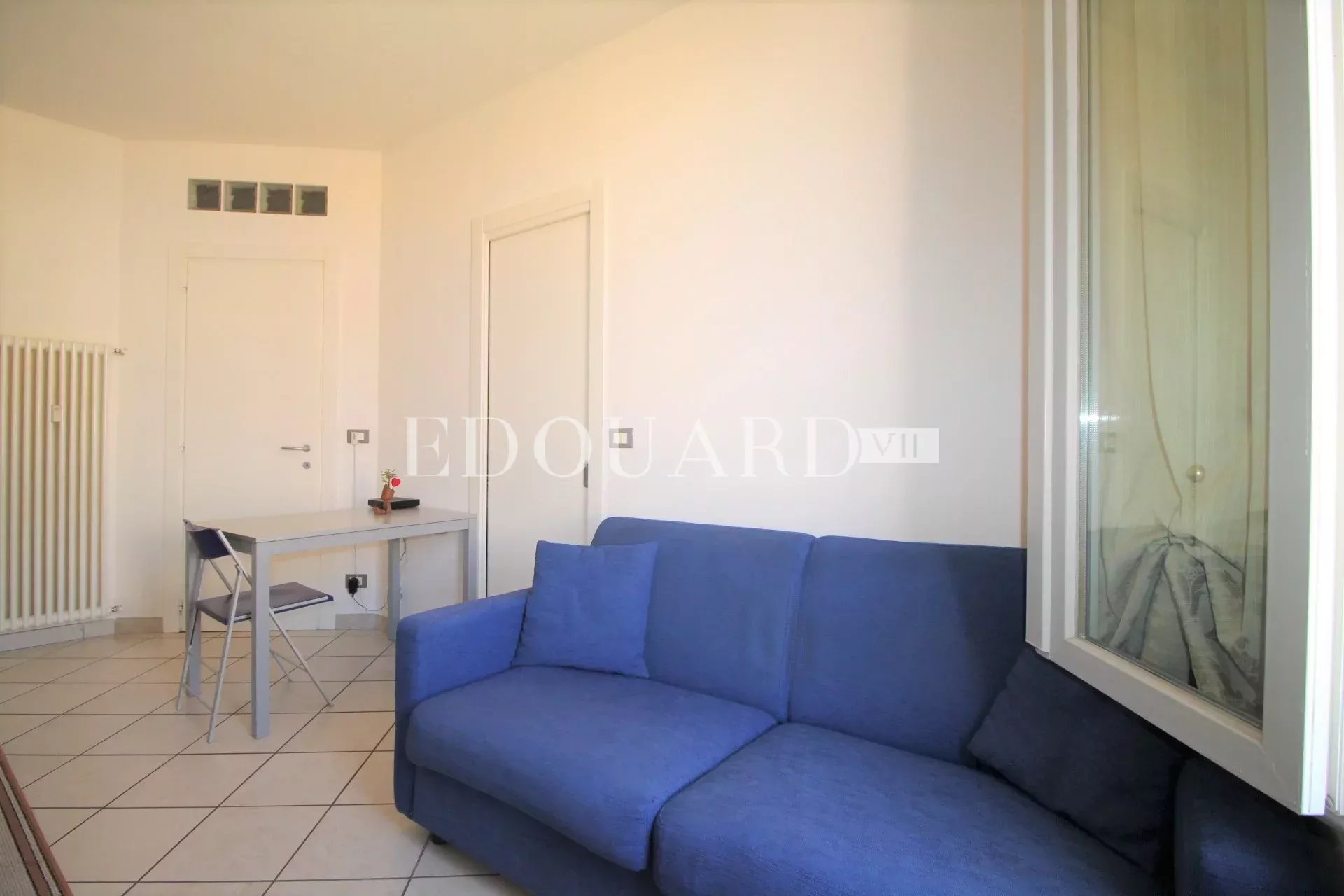 En exclusivité deux pièces en bon état dans magnifique immeuble bourgeois en plein centre de Menton