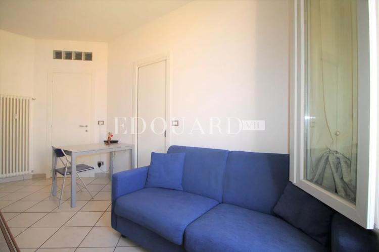 En exclusivité deux pièces en bon état dans magnifique immeuble bourgeois en plein centre de Menton