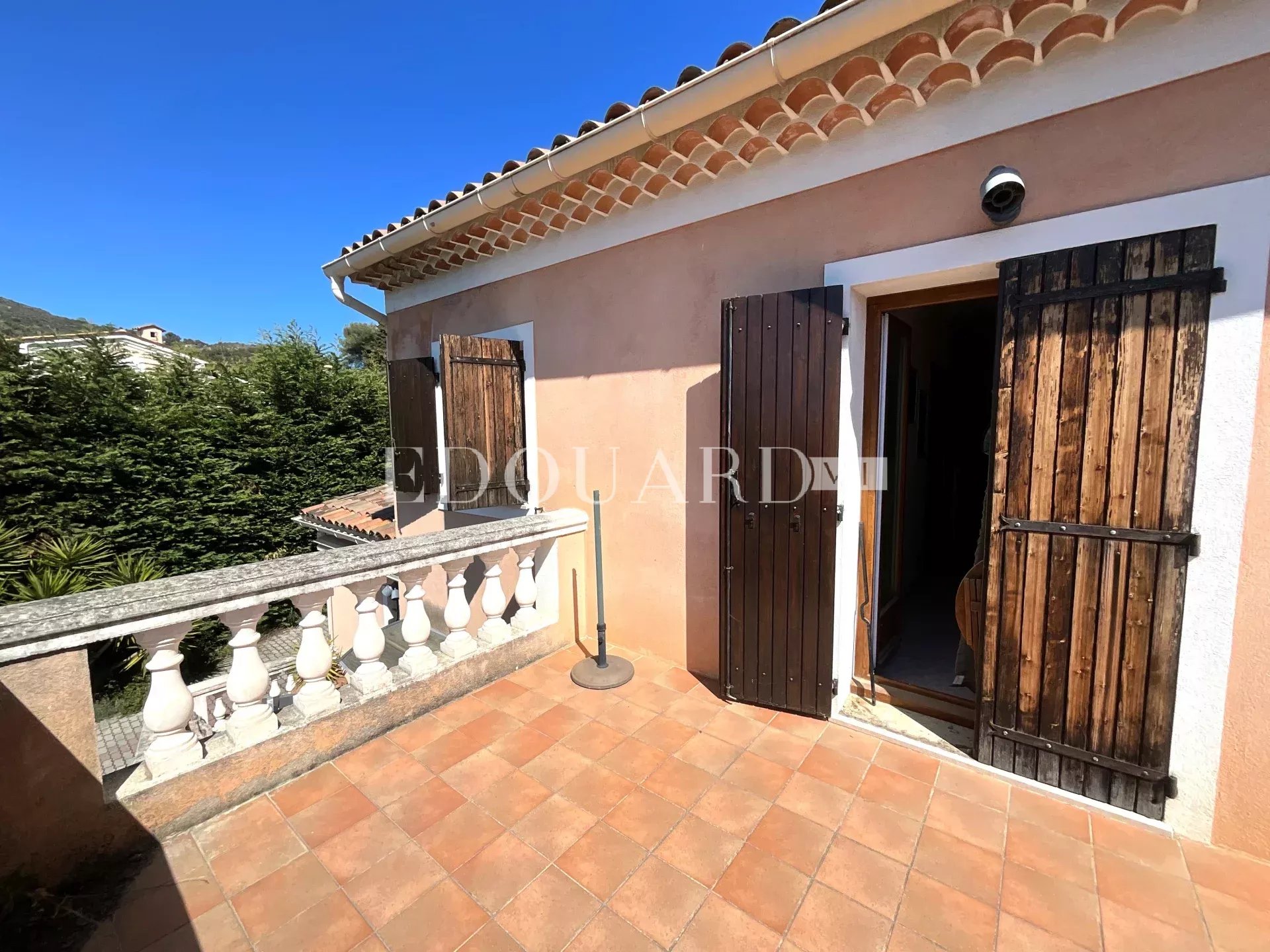 Dans un domaine privé proche de La Turbie, à vendre villa présentant un potentiel important