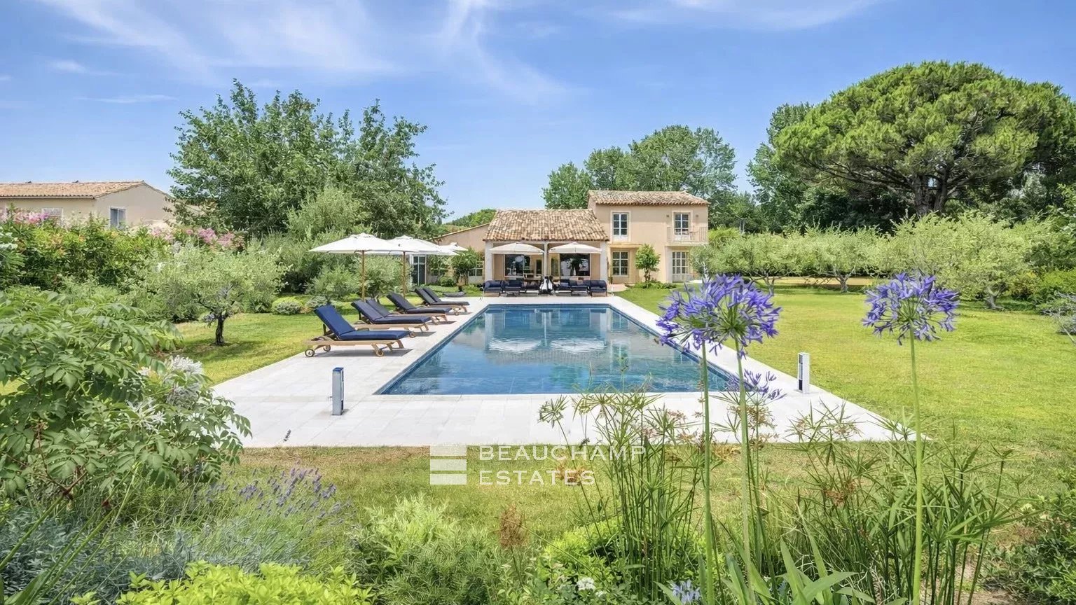 Villa neuve à pieds de la plage des Canoubiers