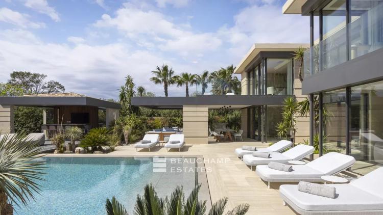Villa d'architecte neuve au coeur d'un domaine privé à Saint-Tropez
