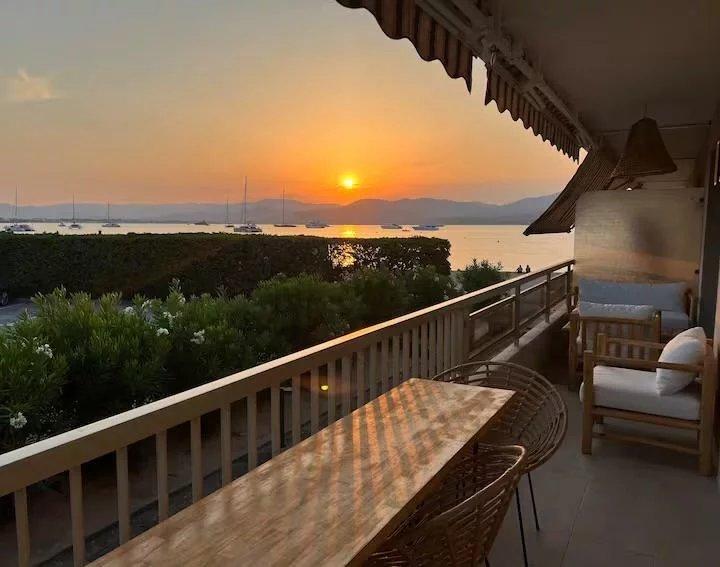 SAINT-TROPEZ — PIEDS DANS L’EAU VUE MER 3 CHAMBRES