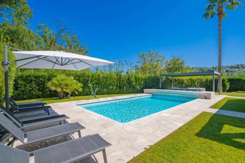 MOUGINS - VILLA DANS UN DOMAINE PRIVE - A PIEDS DES COMMODITES
