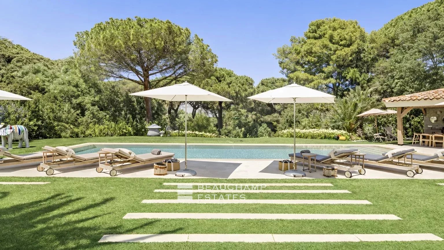 Villa contemporaine ultra luxueuse dans le prestigieux domaine des Parcs de Saint-Tropez.