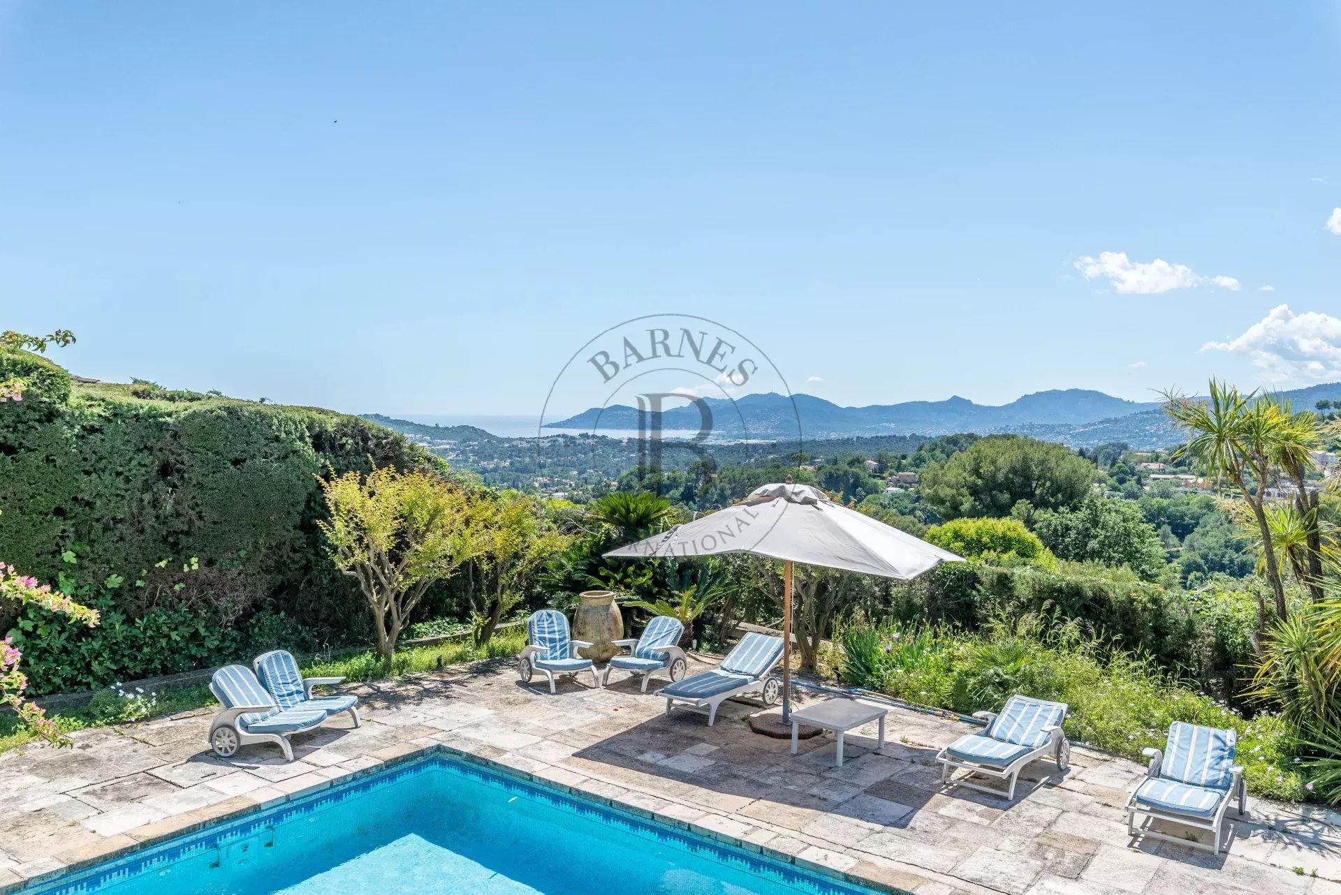 MOUGINS – PROPRIÉTÉ PROVENÇALE - VUE MER
