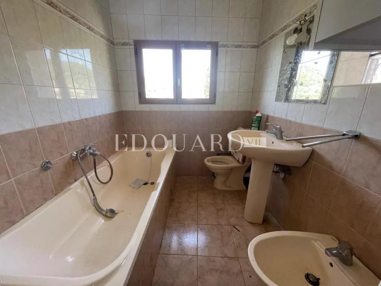 Proche du centre de La Turbie, à vendre maison de village de 180 m² à rénover, divisée en quatre appartements
