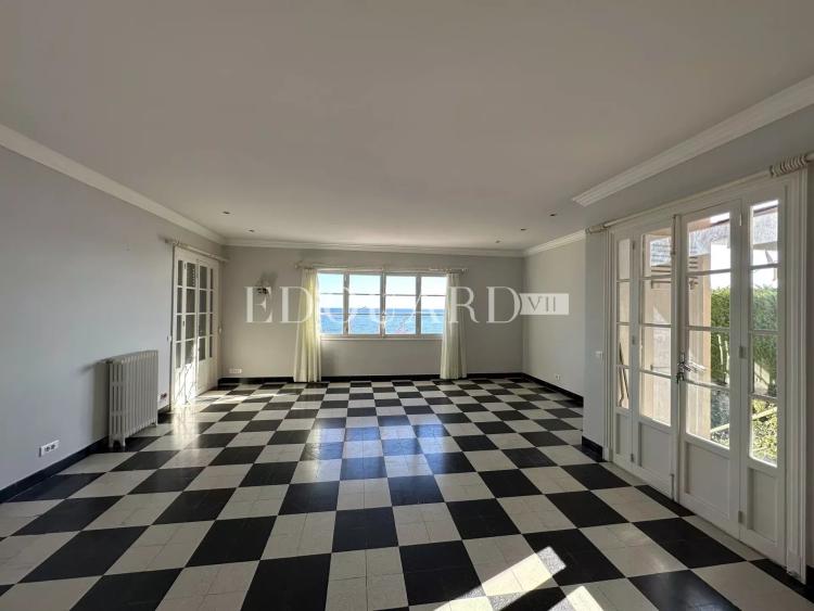 Sur la commune de Roquebrune Cap Martin, villa avec superbe vue mer panoramique et vaste garage