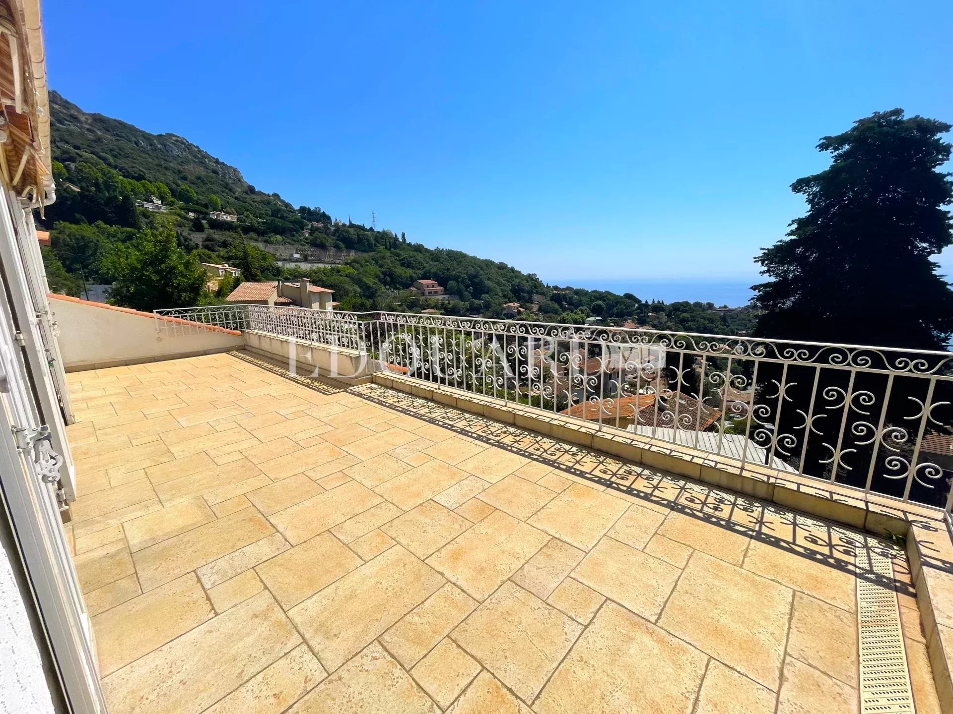 Villa à vendre avec belle vue panoramique sur la mer, grand jardin et deux parkings