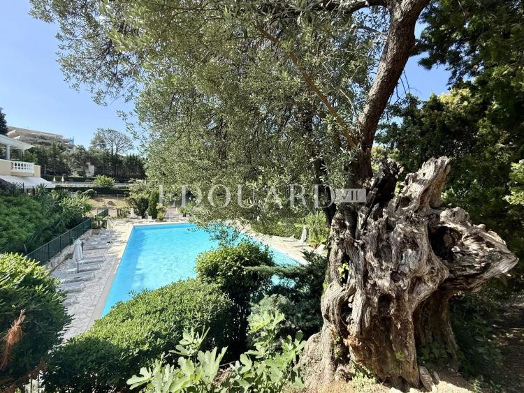Dans prestigieux immeuble sur le Plateau du Cap, à vendre élégant deux pièces avec terrasse et cave