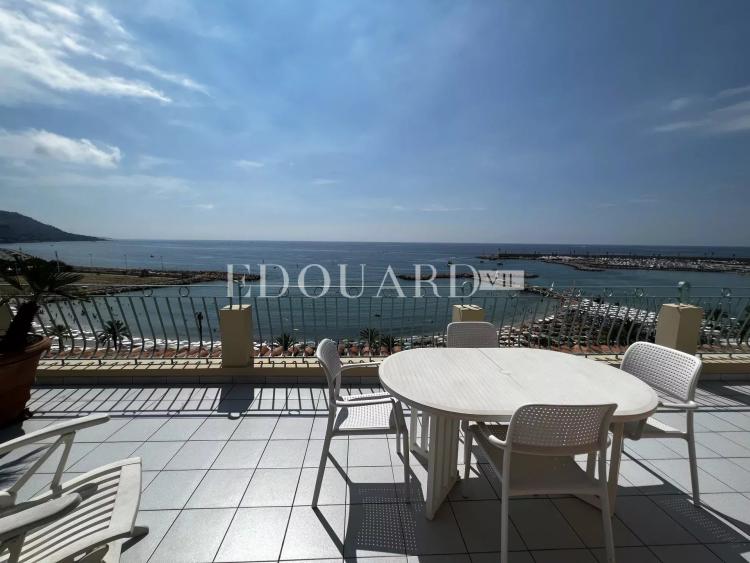 Penthouse avec spectaculaire terrasse et superbe vue mer, au dernier étage d’un splendide immeuble d’époque